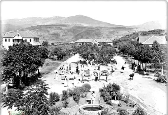 صورة من العام 1907  أول مصح عقلي في لبنان ألعصفورية بأقسامه الثلاث مع بعض أفراد طاقمه الطبّي 